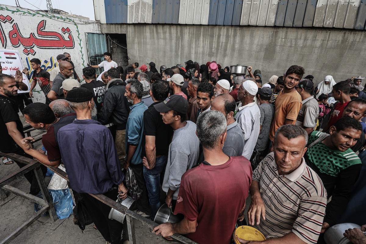 طوابير طويلة للحصول على وجبات ساخنة توزعها جمعيات خيرية في مخيم النصيرات (13).jpg