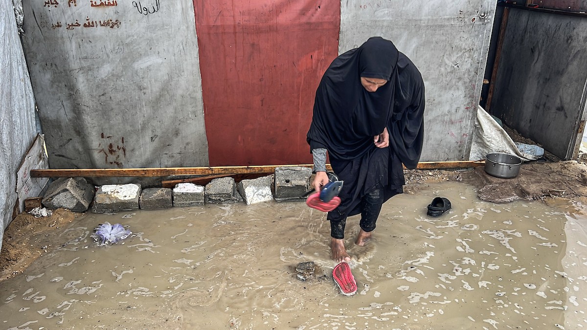 أغرقت الأمطار الغزيرة العديد من خيام النازحين الفلسطينيين في مخيم النصيرات، وسط قطاع غزة (6).jpg