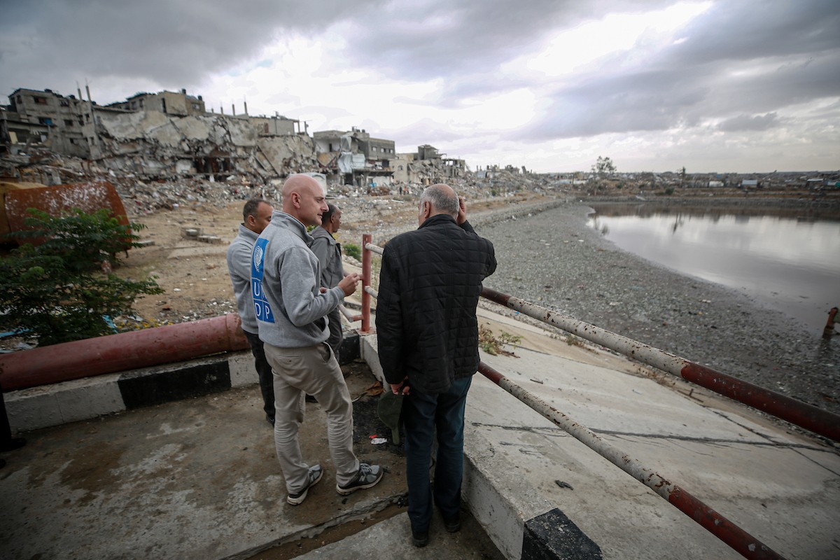 وفد من الأمم المتحدة يتفقد حوض تجميع مياه الصرف الصحي في حي الشيخ رضوان