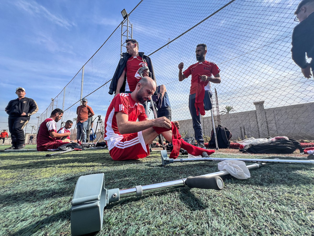 رياضيون فلسطينيون مبتورو الأطراف ضمن فعاليات بطولة الأمل لكرة القدم التي نظمتها جمعية دني.jpg