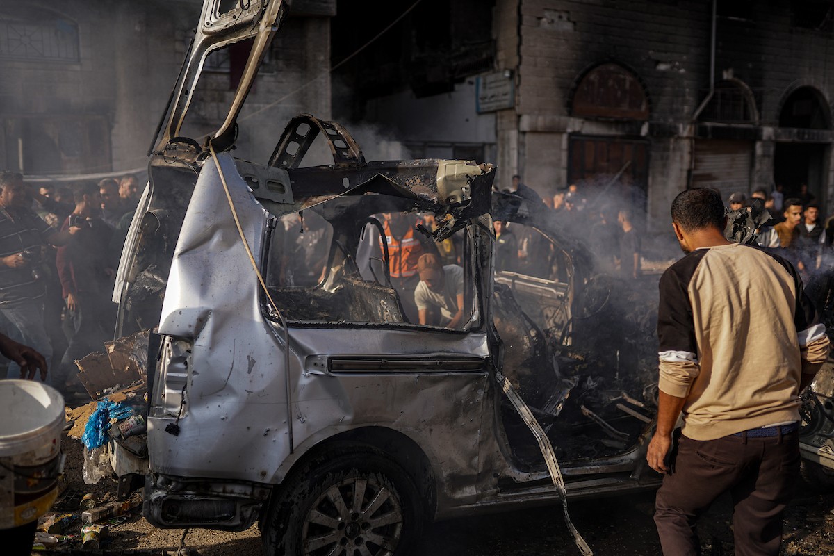 فلسطينيون وفرق الدفاع المدني ينتشلون ضحايا سقطوا في غارات جو (4).jpg