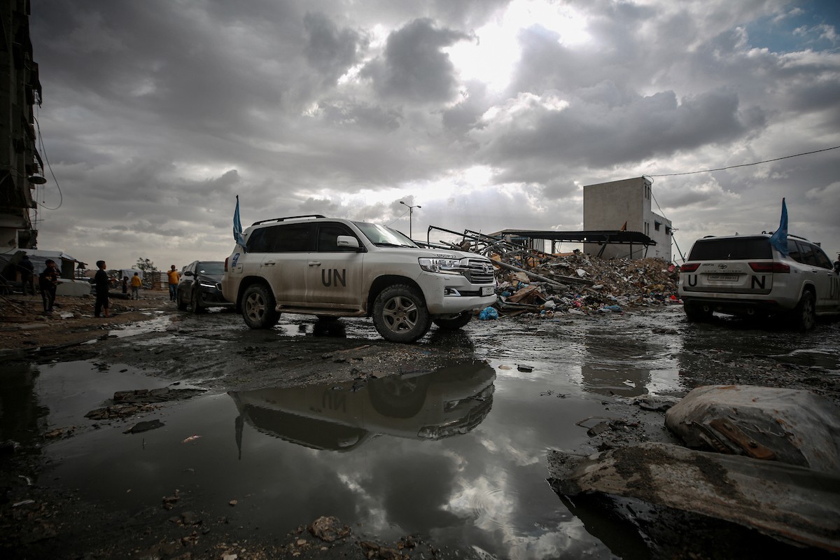 وفد من الأمم المتحدة يتفقد حوض تجميع مياه الصرف الصحي في حي الشيخ رضوان