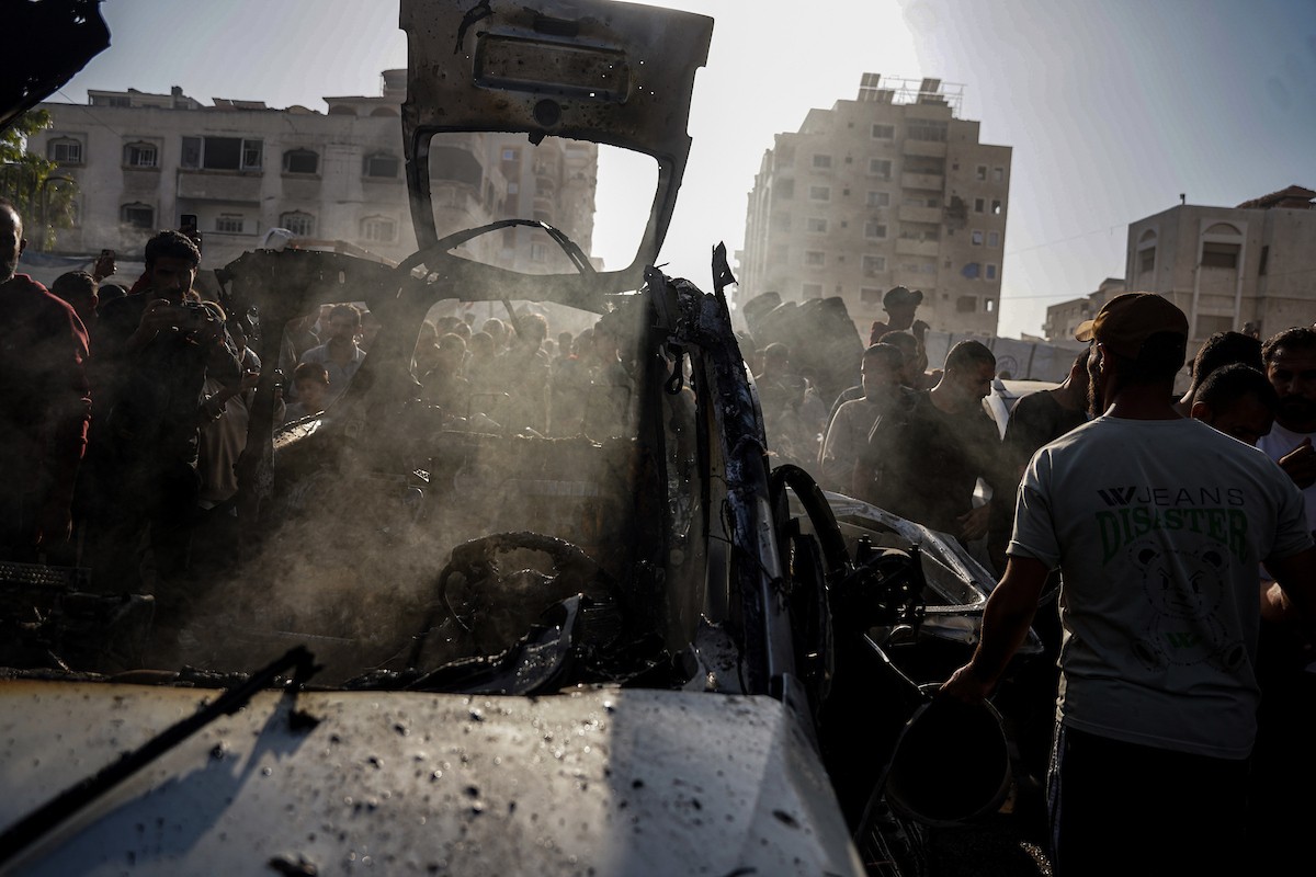 فلسطينيون وفرق الدفاع المدني ينتشلون ضحايا سقطوا في غارات جو (10).jpg