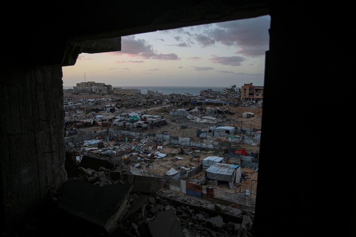 خيام النزوح المنتشرة وسط الدمار في شمال مدينة غزة في 30 نوفمبر/تشرين الثاني 2025