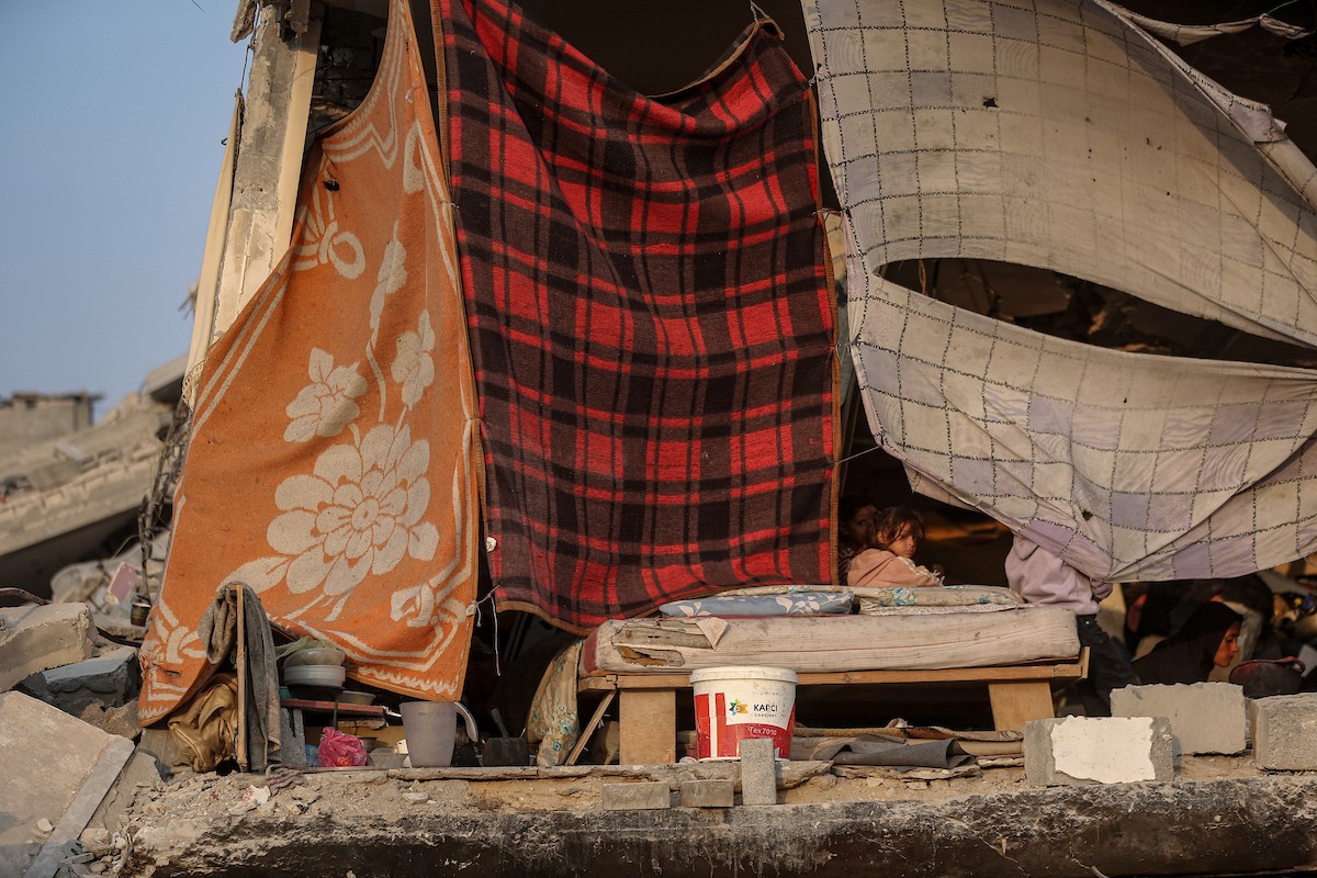 العائلات الفلسطينية العائدة إلى جباليا في شمال قطاع غزة تواصل حياتها بوسائل محدودة (12).jpg