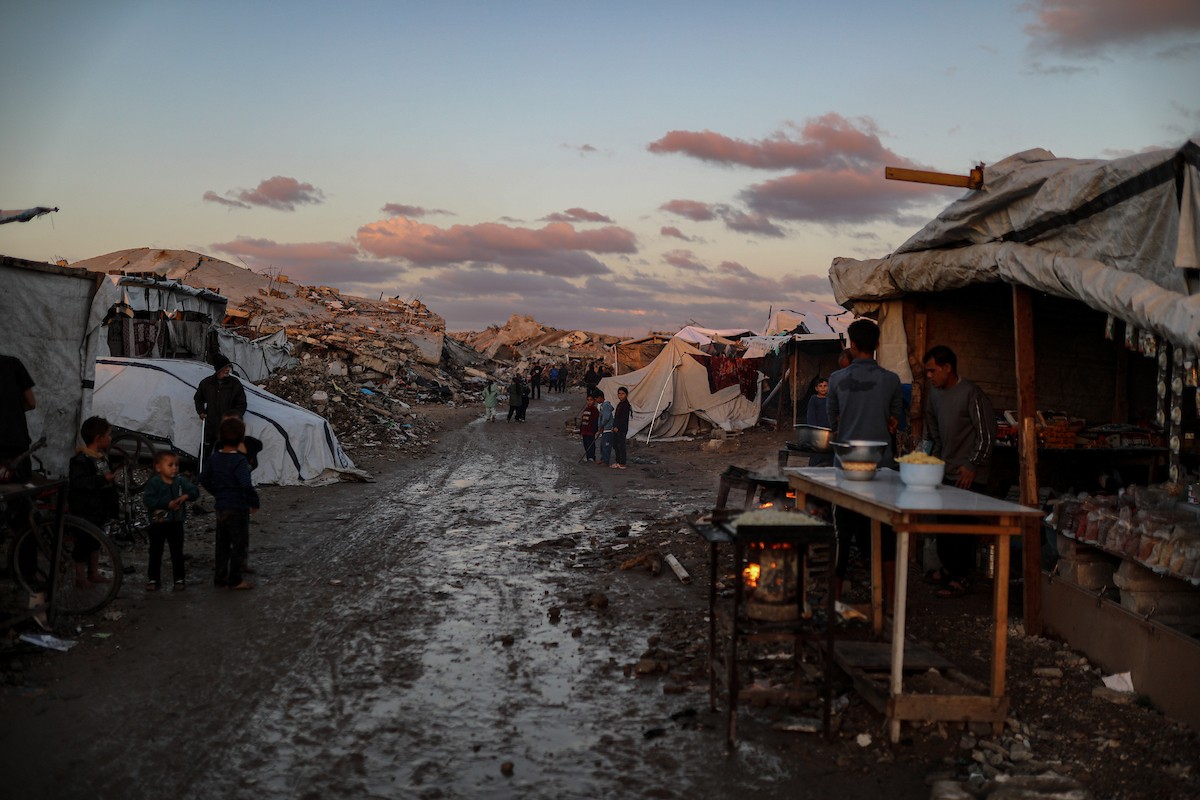 عاني الفلسطينيون الذين دمرت منازلهم جراء الهجمات الإسر.jpg
