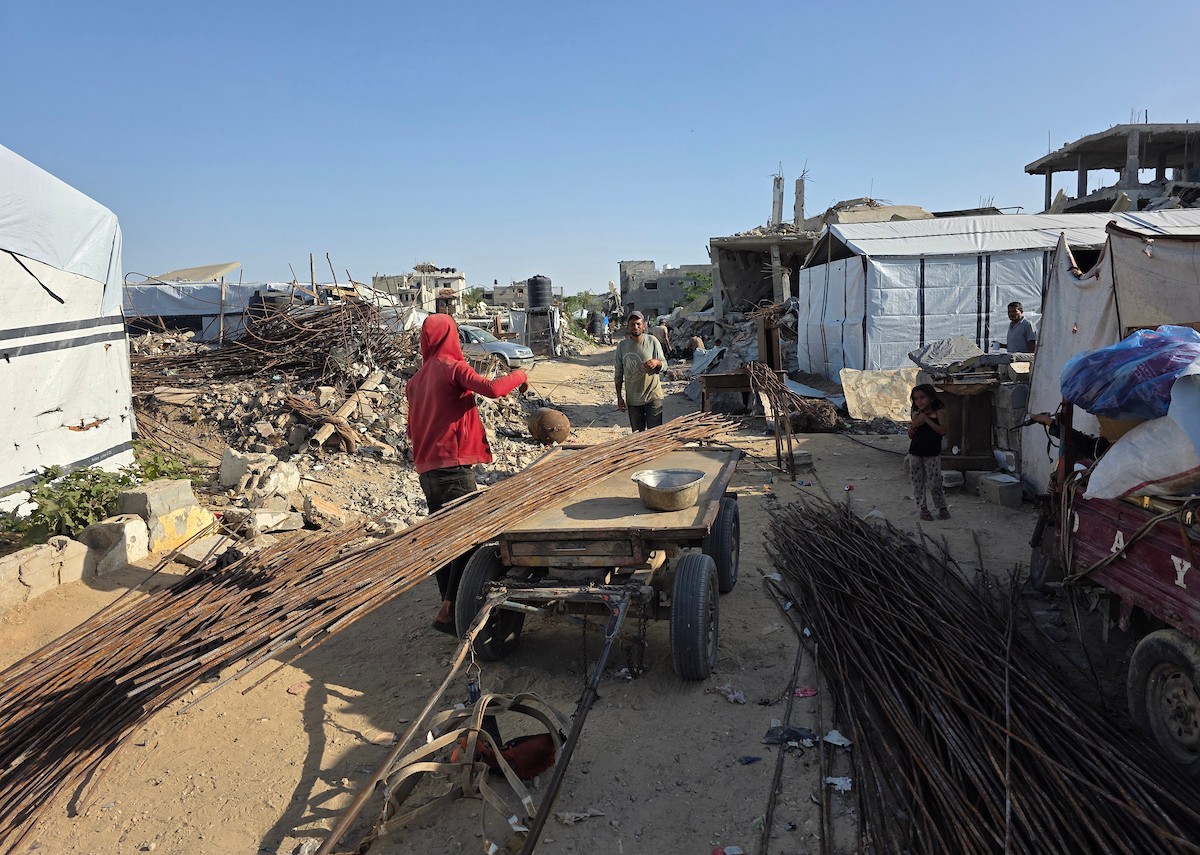 يُعيد فلسطينيون تدوير قضبان معدنية مُنتشلة من المباني المُدمرة في قطاع غزة، ٢٣ نوفمبر/ تشرين الثاني ٢٠٢٥