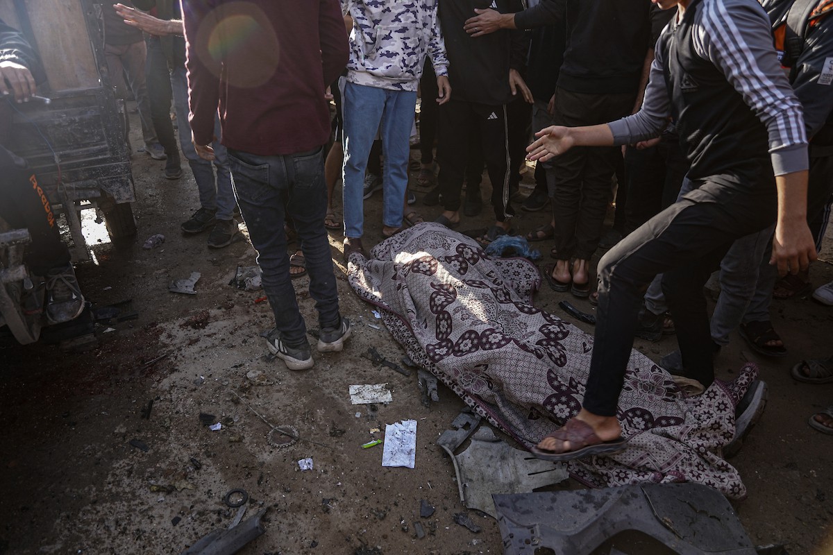 فلسطينيون وفرق الدفاع المدني ينتشلون ضحايا سقطوا في غارات جو (7).jpg