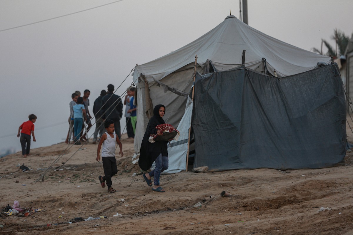 منظر عام للمنطقة حيث تواجه الأسر الفلسطينية النازحة التي تعيش في خيام مؤقتة بالقرب من مدينة الزوايدة في وسط قطاع غزة.jpg