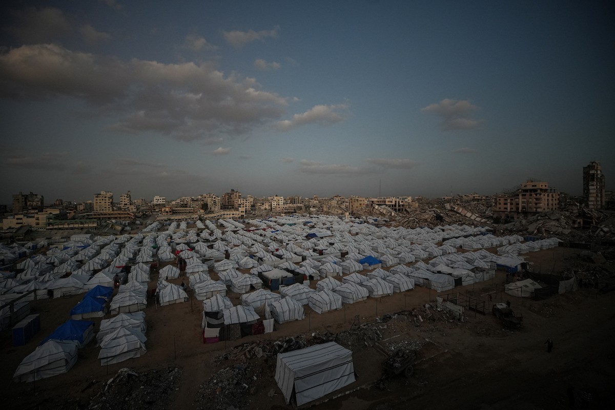 خيام النزوح المنتشرة وسط الدمار في شمال مدينة غزة في 30 نوفمبر/تشرين الثاني 2025