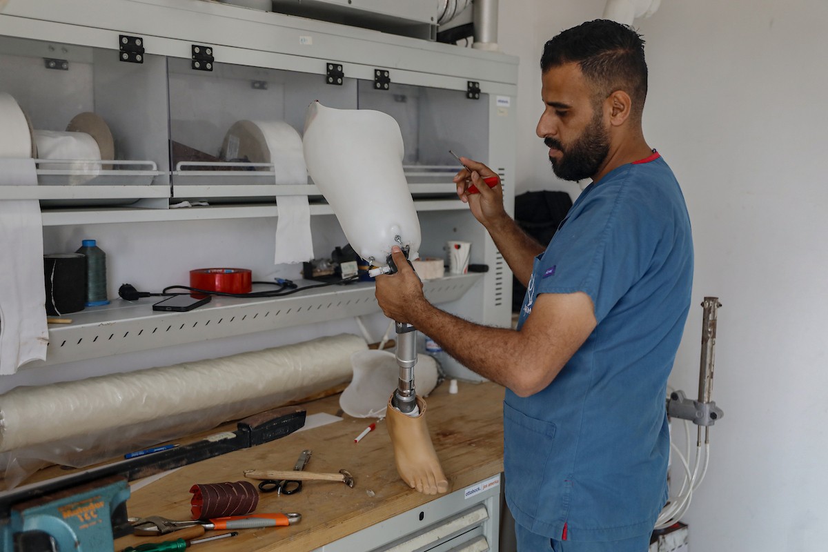 فلسطينيون، بينهم أطفال، يتلقون جلسات تأهيل باستخدام أطراف صناعية في مستشفى حمد للتأهيل بمنطقة (17).jpg