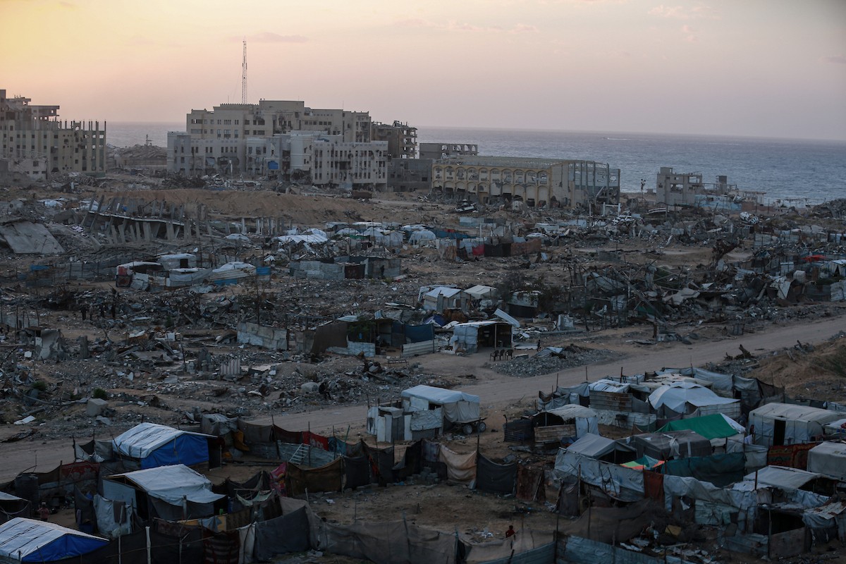 خيام النزوح المنتشرة وسط الدمار في شمال مدينة غزة في 30 نوفمبر/تشرين الثاني 2025