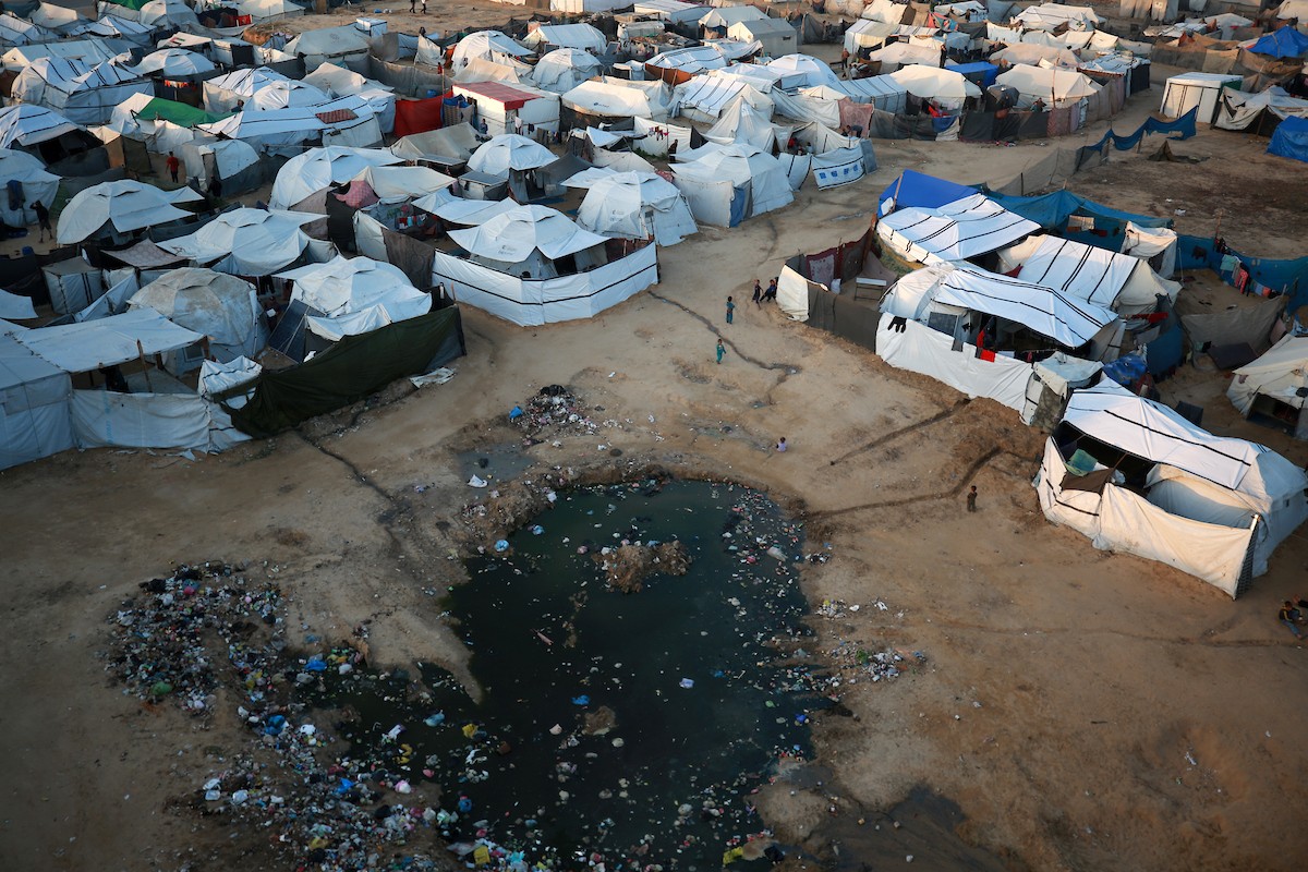 منظر عام للمنطقة حيث تواجه الأسر الفلسطينية النازحة التي تعيش في خيام مؤقتة بالقرب من مدينة الزوايدة في وسط قطاع غزة