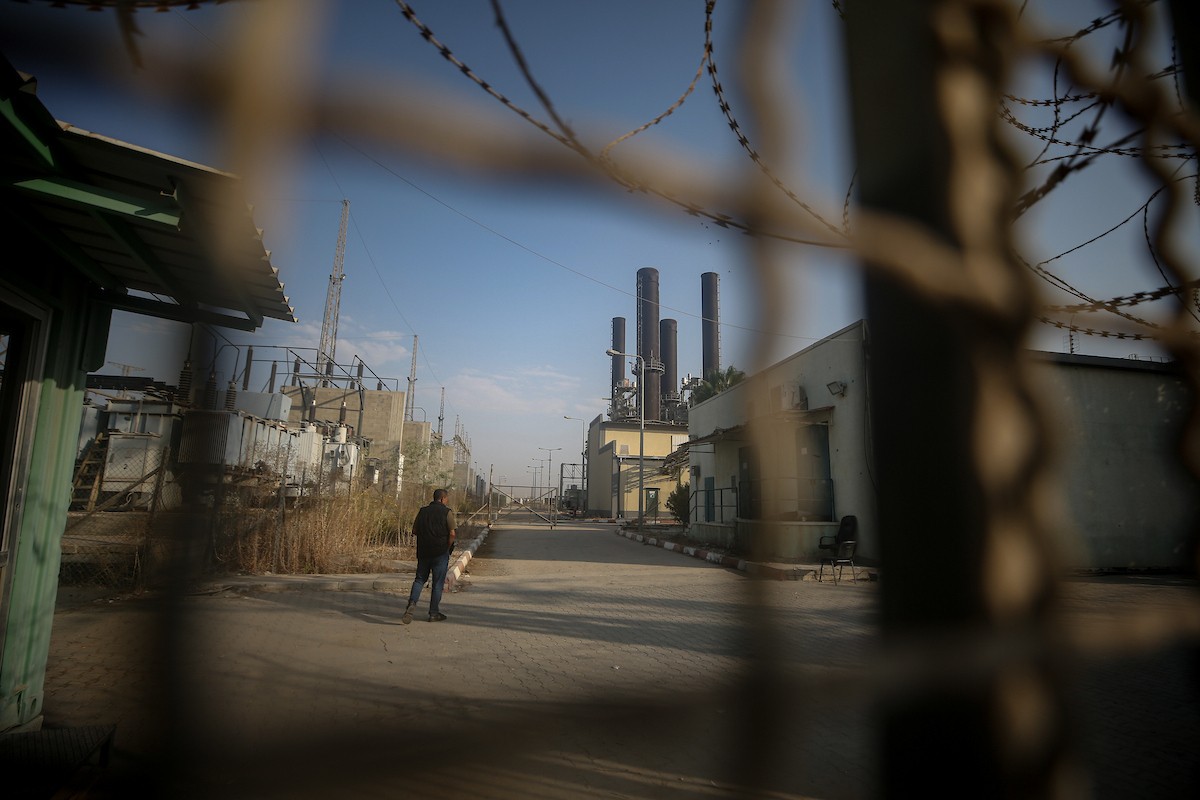 فرق من شركة الكهرباء تبدأ أعمال الصيانة والإصلاح لخطوط الكهرباء المتضررة في دير البلح وسط قطاع غزة (11).jpg