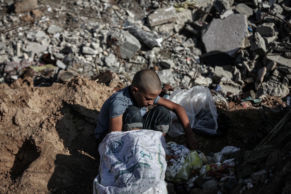 يبحث أطفال فلسطينيون في مخيم المغازي للاجئين يوميًا بين الأنقاض والقمامة عن بقايا الطعام وقطع الكرتون والبلاستيك والخشب لمساعدة عائلاتهم في الطهي في ظل انقطاع غاز الطهي عن غزة لفترة طويلة بسبب الحرب (9).jpg