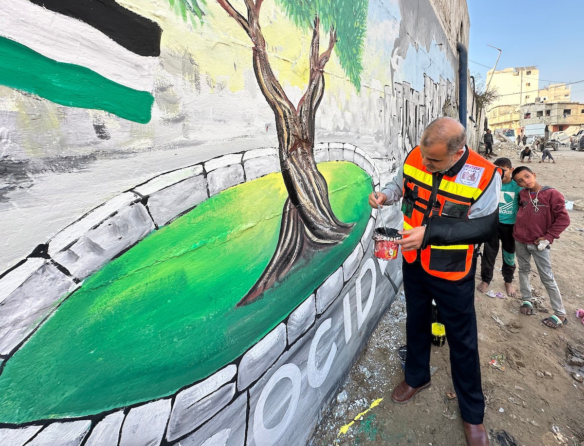 يرسم فنانون فلسطينيون جدارية وسط أنقاض المباني المدمرة في خان يونس، جنوب قطاع غزة (5).jpg