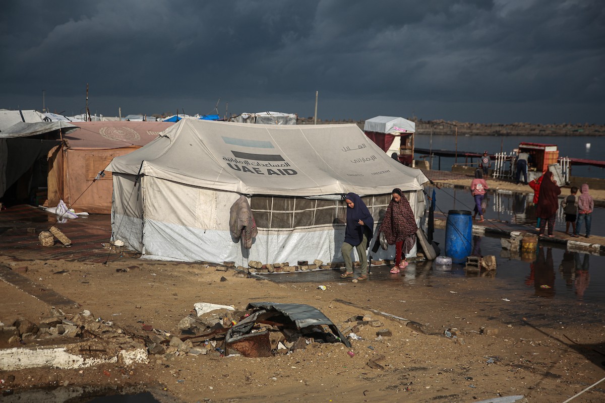 منظر لخيام النازحين في ميناء غزة بعد أن غمرتها مياه الأمطار، مخلفةً بركًا من الماء والطين في أنحاء مدينة غزة، 14 نوفمبر/تشرين الثاني 2025