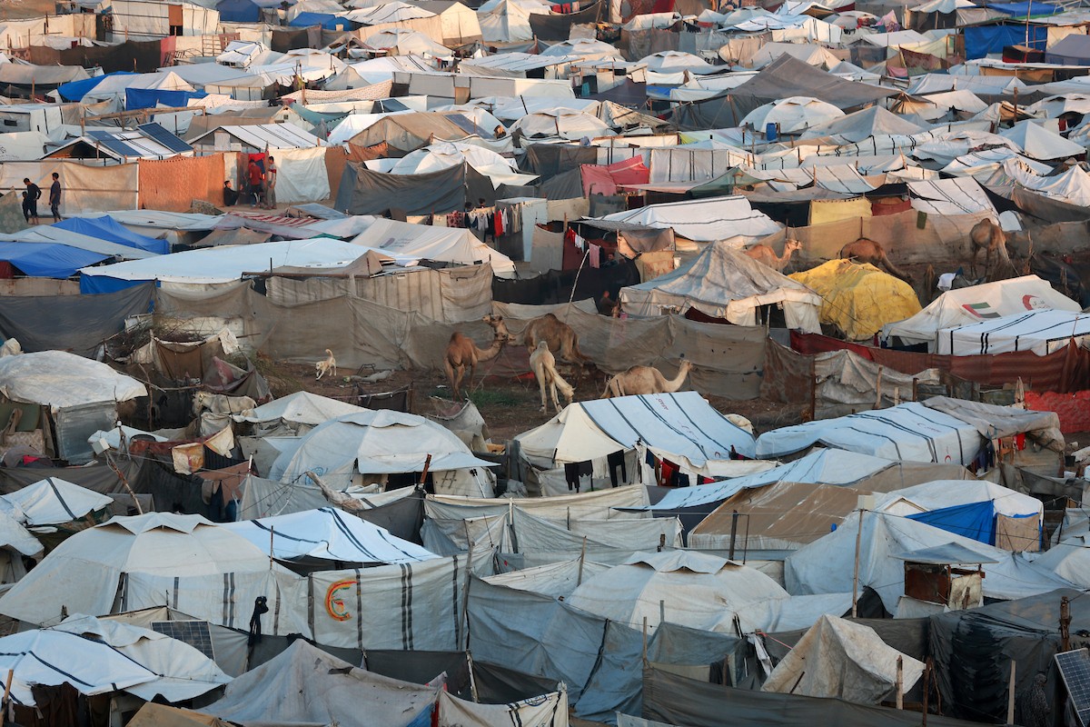 منظر عام للمنطقة حيث تواجه الأسر الفلسطينية النازحة التي تعيش في خيام مؤقتة بالقرب من مدينة الزوايدة في وسط قطاع غزة