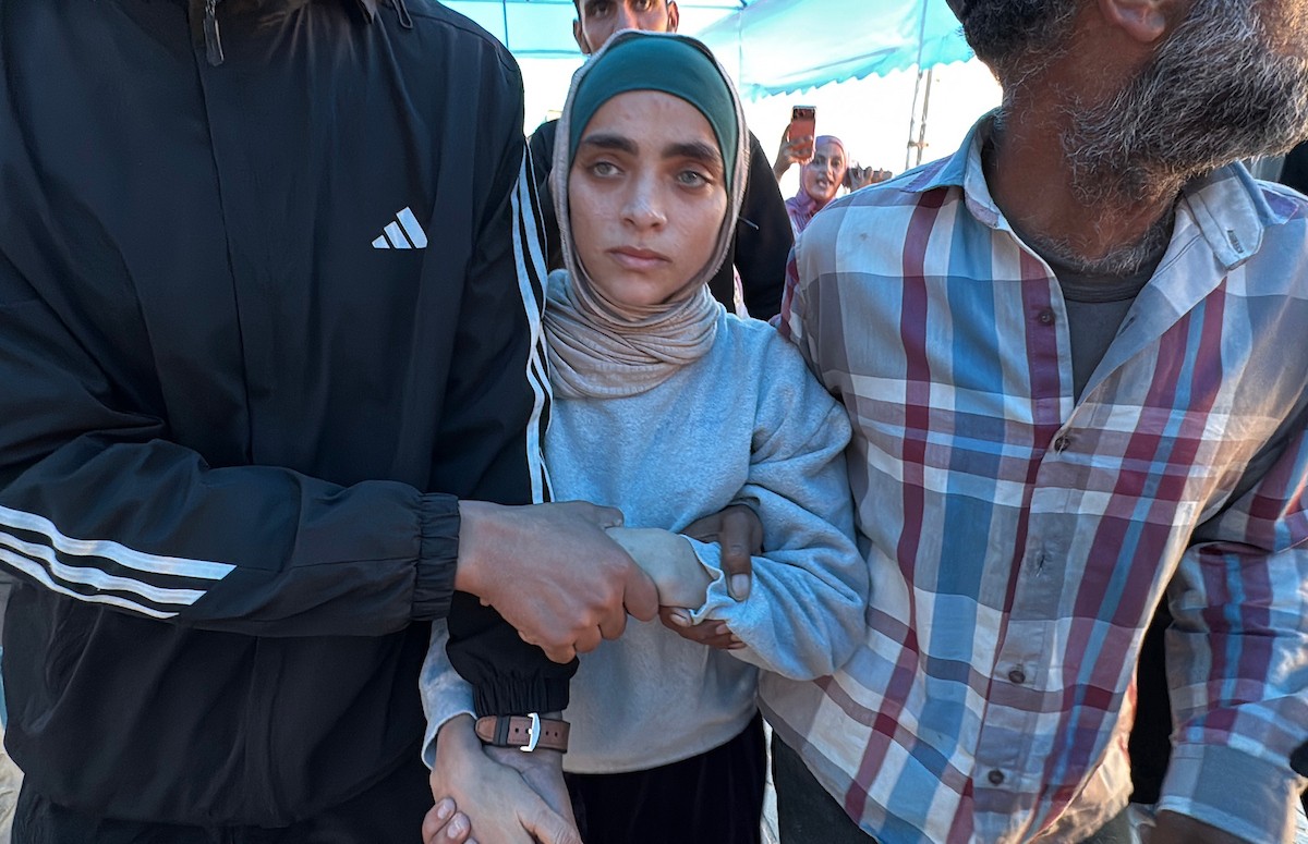 الأسيرة والممرضة الفلسطينية المحررة تسنيم الحمص تصل إلى مستشفى شهداء الأقصى في دير البلح بعد إطلاق سراحها من سجون الاحتلال (3).jpg