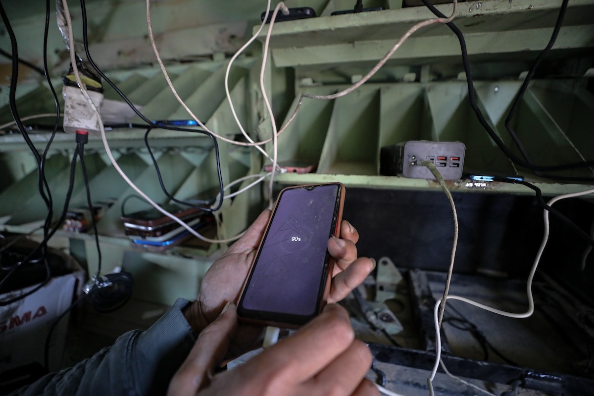 الشاب الفلسطيني يحيى خزيق من سكان غزة، يُعيد استخدام مدرعة إسرائيلية مهجورة (13).jpg