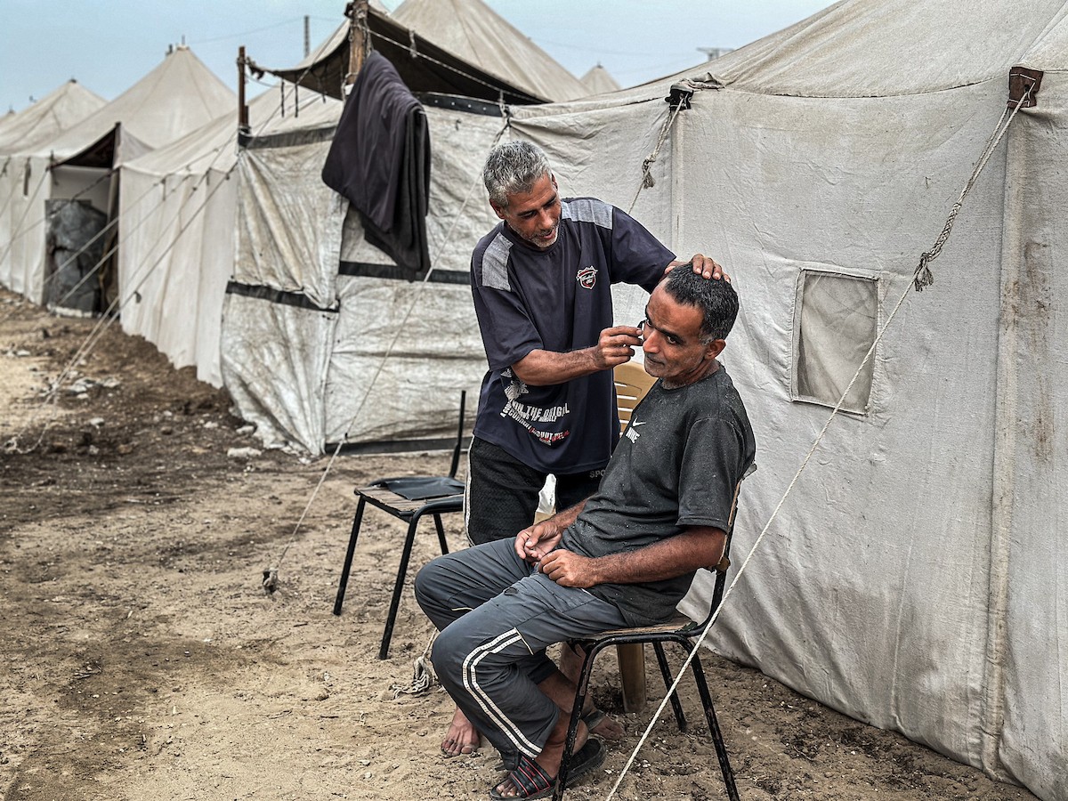 النازحون الفلسطينيون يكافحون للتكيف مع ظروف معيشية قاسية ونقص حاد في الخدمات الأساسية (17).jpg