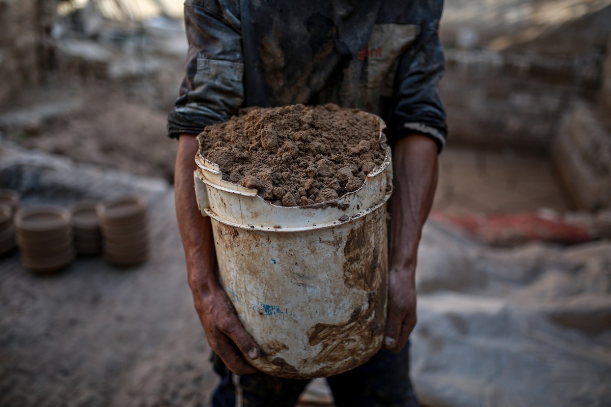 يعمل حرفيو الفخار الفلسطينيون في ورشتهم الصغيرة، حيث يُنتجون أدوات منزلية وأدوات مائدة باستخدام (40).jpg