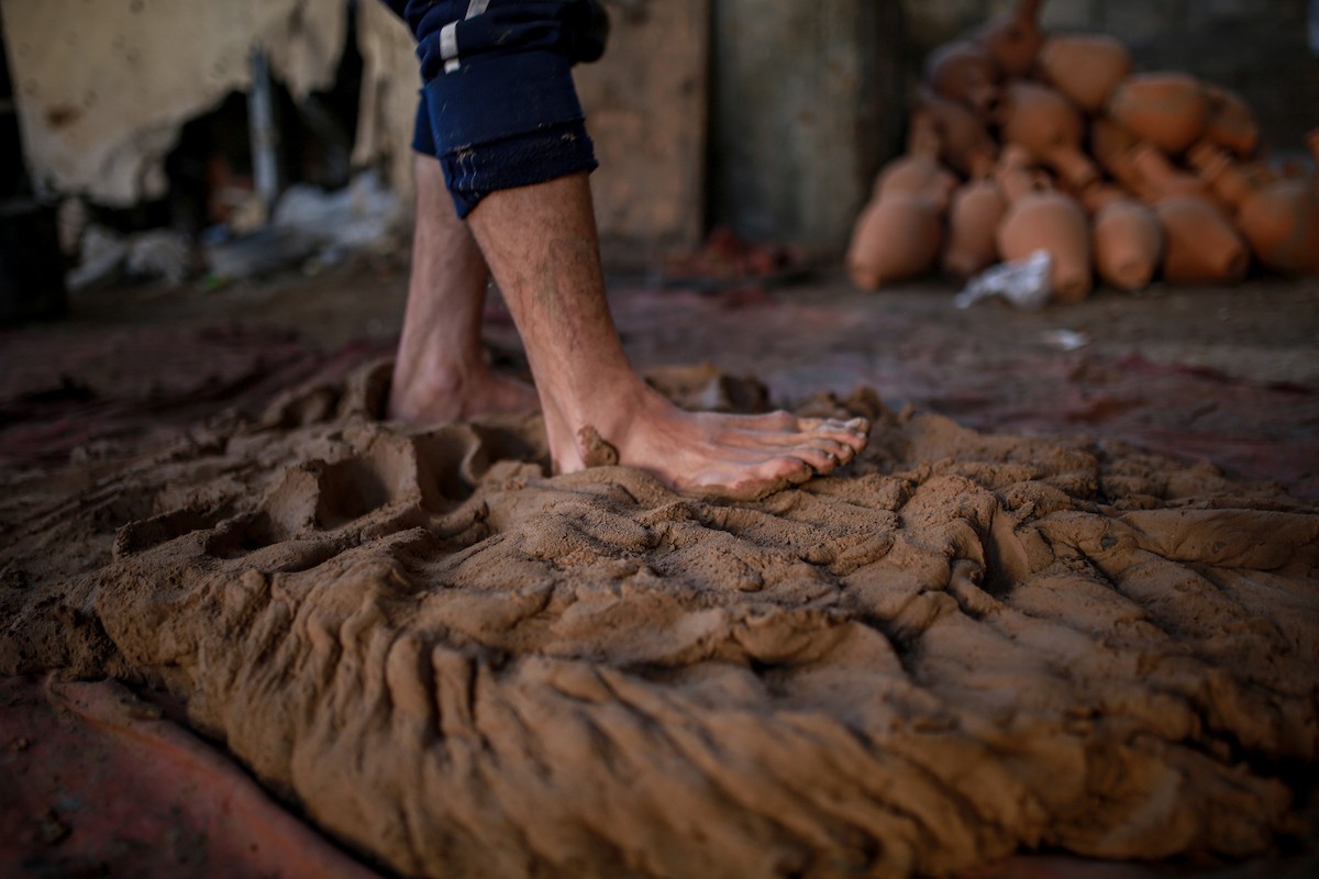 يعمل حرفيو الفخار الفلسطينيون في ورشتهم الصغيرة، حيث يُنتجون أدوات منزلية وأدوات مائدة باستخدام (9).jpg