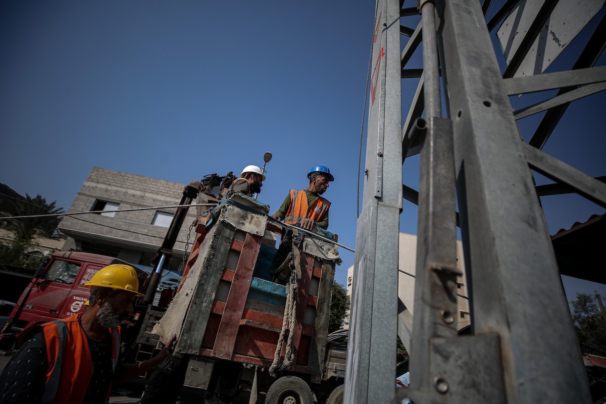 فرق من شركة الكهرباء تبدأ أعمال الصيانة والإصلاح لخطوط الكهرباء المتضررة في دير البلح وسط قطاع غزة (20).jpg