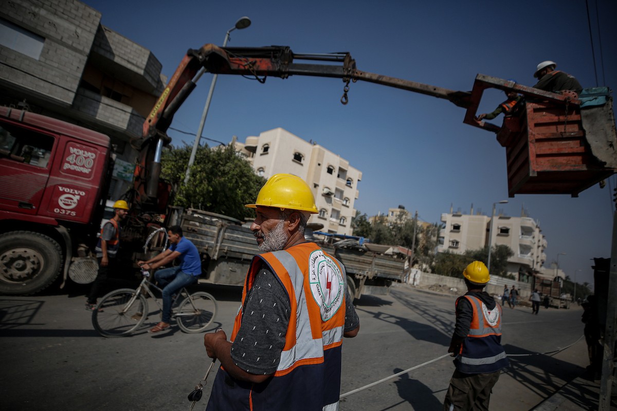 فرق من شركة الكهرباء تبدأ أعمال الصيانة والإصلاح لخطوط الكهرباء المتضررة في دير البلح وسط قطاع غزة (8).jpg