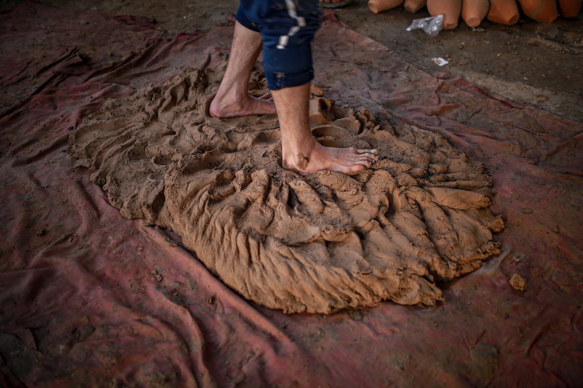 يعمل حرفيو الفخار الفلسطينيون في ورشتهم الصغيرة، حيث يُنتجون أدوات منزلية وأدوات مائدة باستخدام (8).jpg