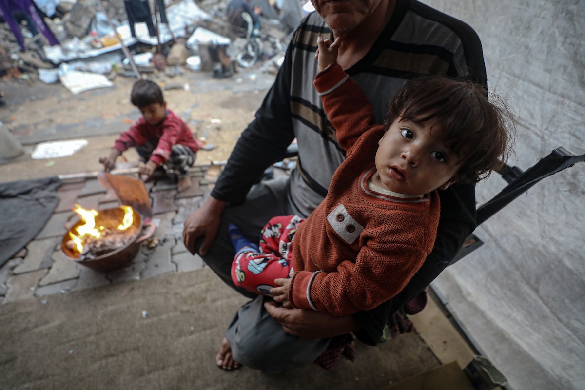 مسنان يعتنيان بـ 36 حفيدًا بعد أن فقدا خمسة من أبنائهما خلال الحرب الإسرائيلية على قطاع غزة (37).jpg