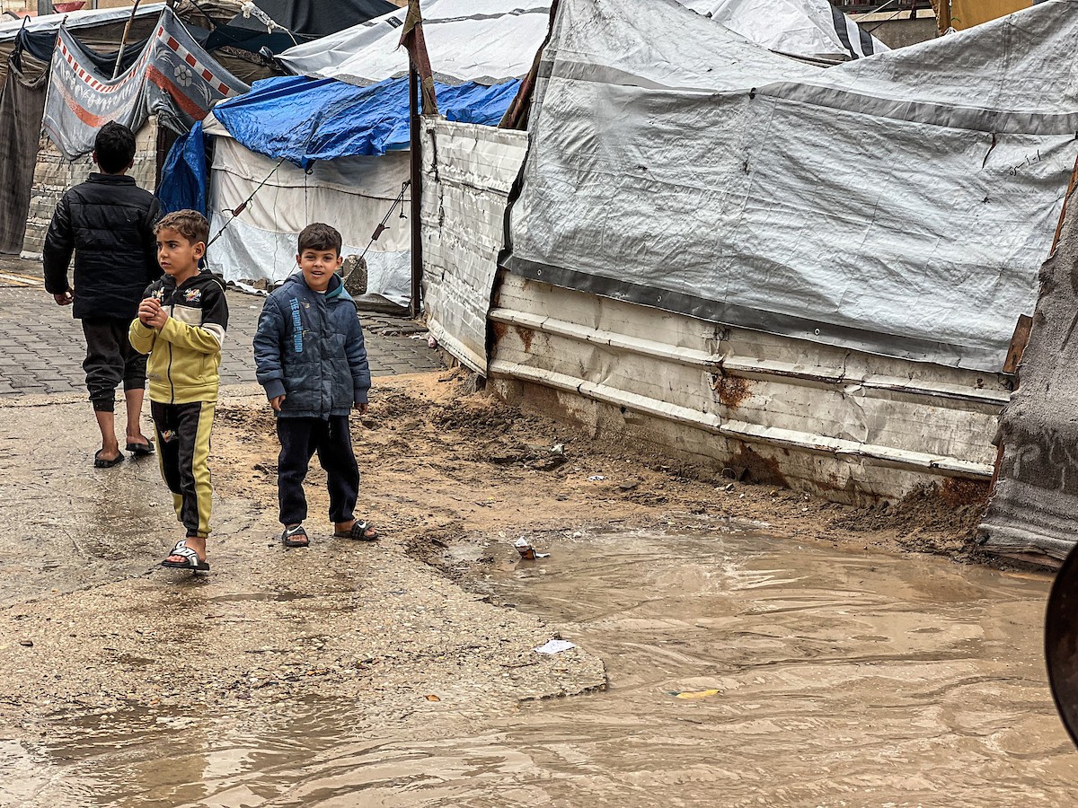 أغرقت الأمطار الغزيرة العديد من خيام النازحين الفلسطينيين في مخيم النصيرات، وسط قطاع غزة (3).jpg