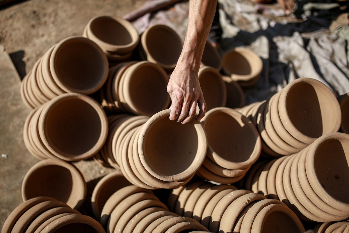 يعمل حرفيو الفخار الفلسطينيون في ورشتهم الصغيرة، حيث يُنتجون أدوات منزلية وأدوات مائدة باستخدام (11).jpg