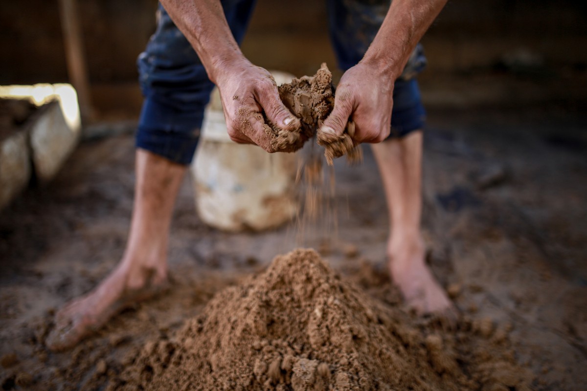 يعمل حرفيو الفخار الفلسطينيون في ورشتهم الصغيرة، حيث يُنتجون أدوات منزلية وأدوات مائدة باستخدام (41).jpg