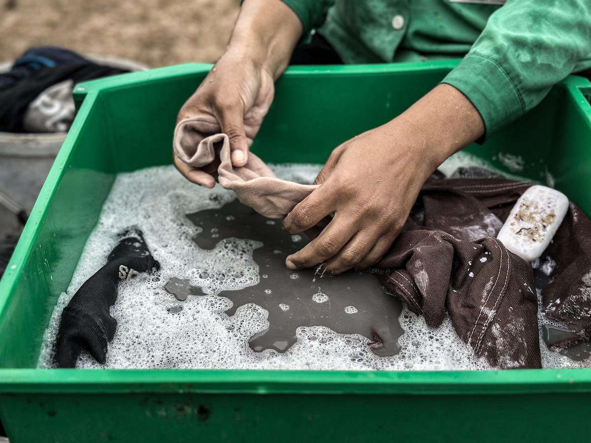 النازحون الفلسطينيون يكافحون للتكيف مع ظروف معيشية قاسية ونقص حاد في الخدمات الأساسية (15).jpg