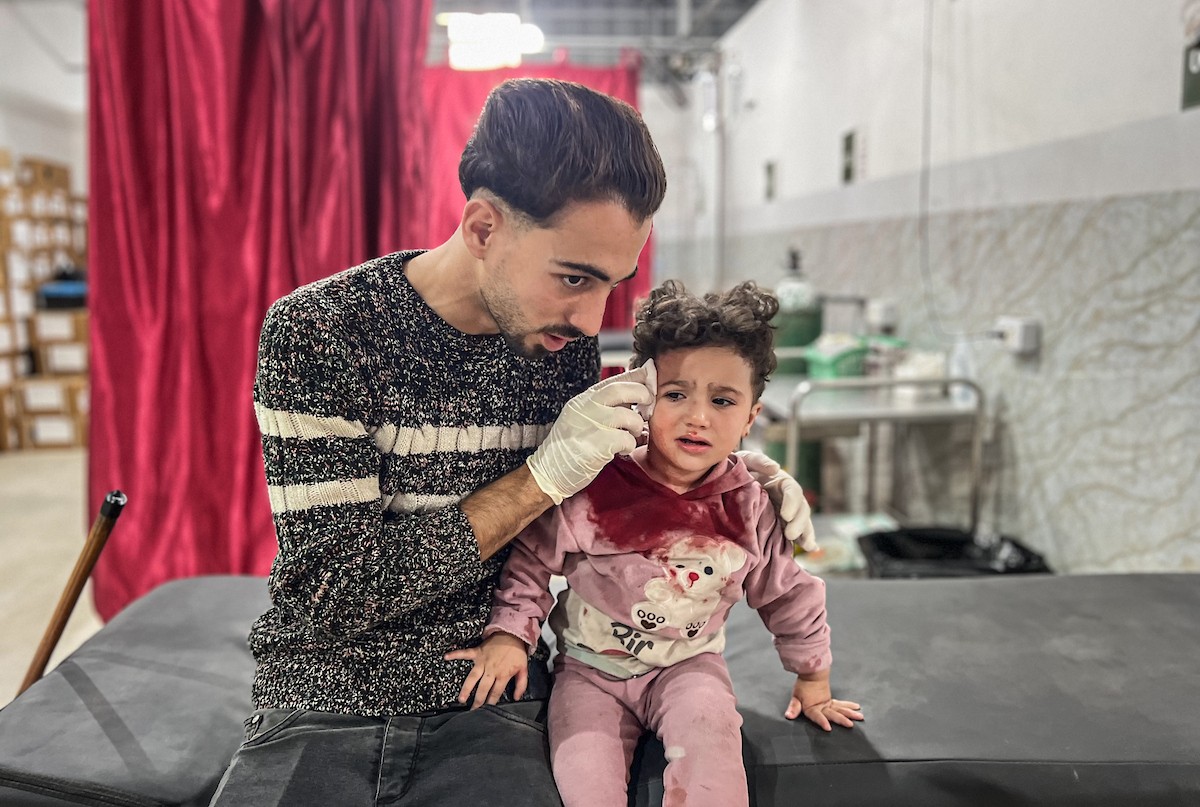 يتم نقل الجرحى الفلسطينيين بمن فيهم الأطفال إلى المستشفيات لتلقي العلاج بعد أن شن جيش الاحتلال الإسرائيلي هجمات على عدة مناطق في قطاع غزة على الرغم من وقف إطلاق النار، مستهدفًا مبنى تابعًا لعائلة أبو شاويش في مخيم ا (7).jpg