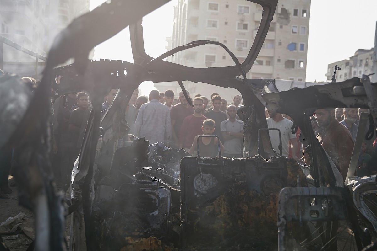 فلسطينيون وفرق الدفاع المدني ينتشلون ضحايا سقطوا في غارات جو (13).jpg