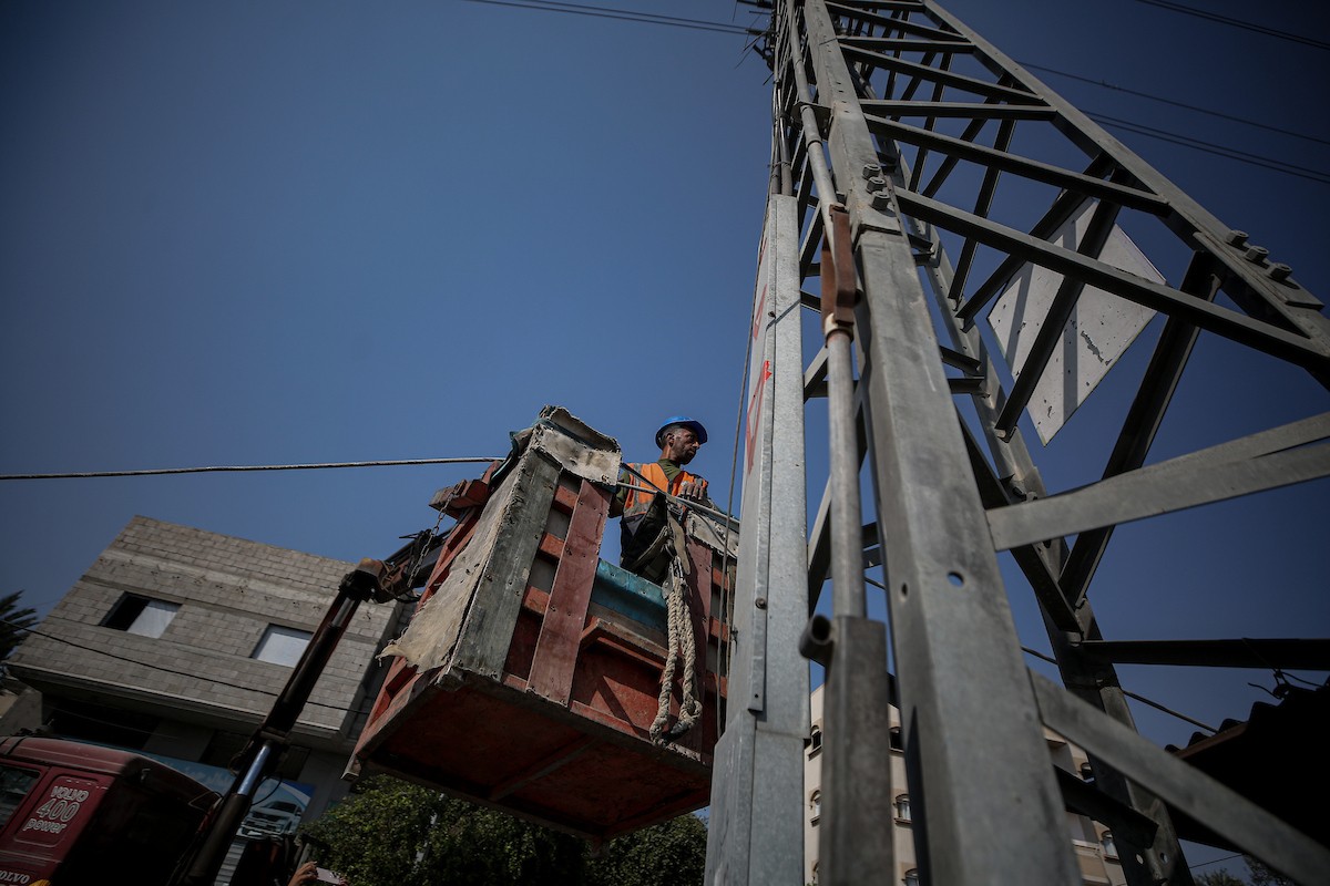 فرق من شركة الكهرباء تبدأ أعمال الصيانة والإصلاح لخطوط الكهرباء المتضررة في دير البلح وسط قطاع غزة (19).jpg