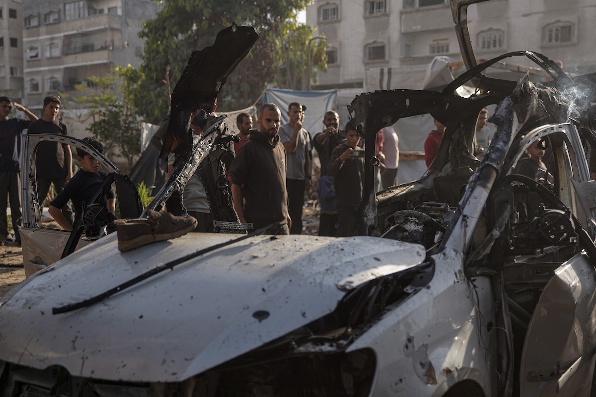 فلسطينيون وفرق الدفاع المدني ينتشلون ضحايا سقطوا في غارات جو (24).jpg