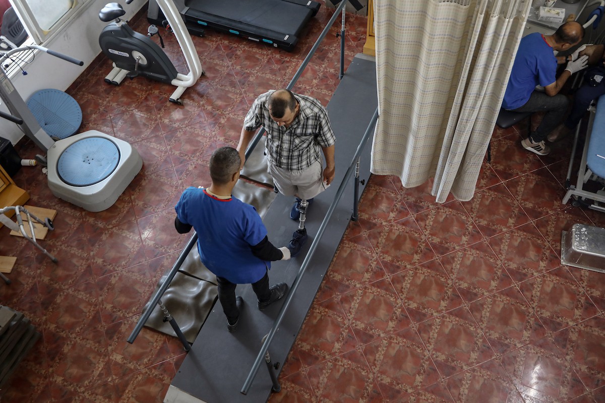 فلسطينيون، بينهم أطفال، يتلقون جلسات تأهيل باستخدام أطراف صناعية في مستشفى حمد للتأهيل بمنطقة (6).jpg