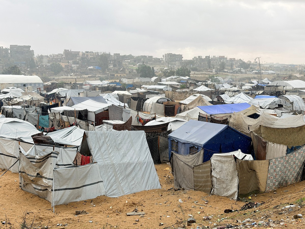 أغرقت الأمطار الغزيرة العديد من خيام النازحين الفلسطينيين في خان يونس، جنوب قطاع غزة، في 25 نوفمبرتشرين الثاني.jpg