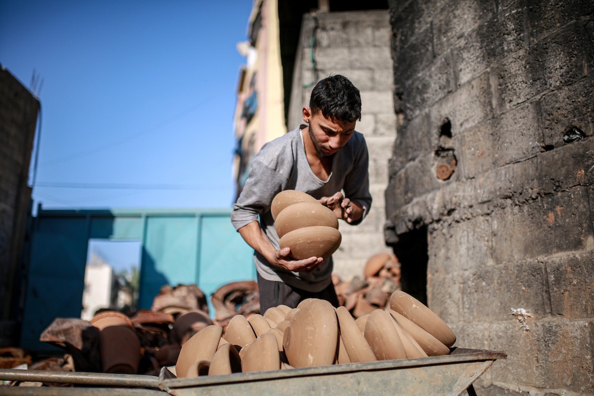 يعمل حرفيو الفخار الفلسطينيون في ورشتهم الصغيرة، حيث يُنتجون أدوات منزلية وأدوات مائدة باستخدام (24).jpg