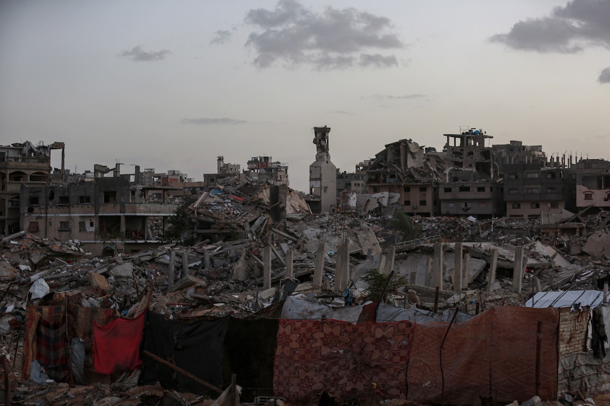 خيام النزوح المنتشرة وسط الدمار في شمال مدينة غزة في 30 نوفمبر/تشرين الثاني 2025