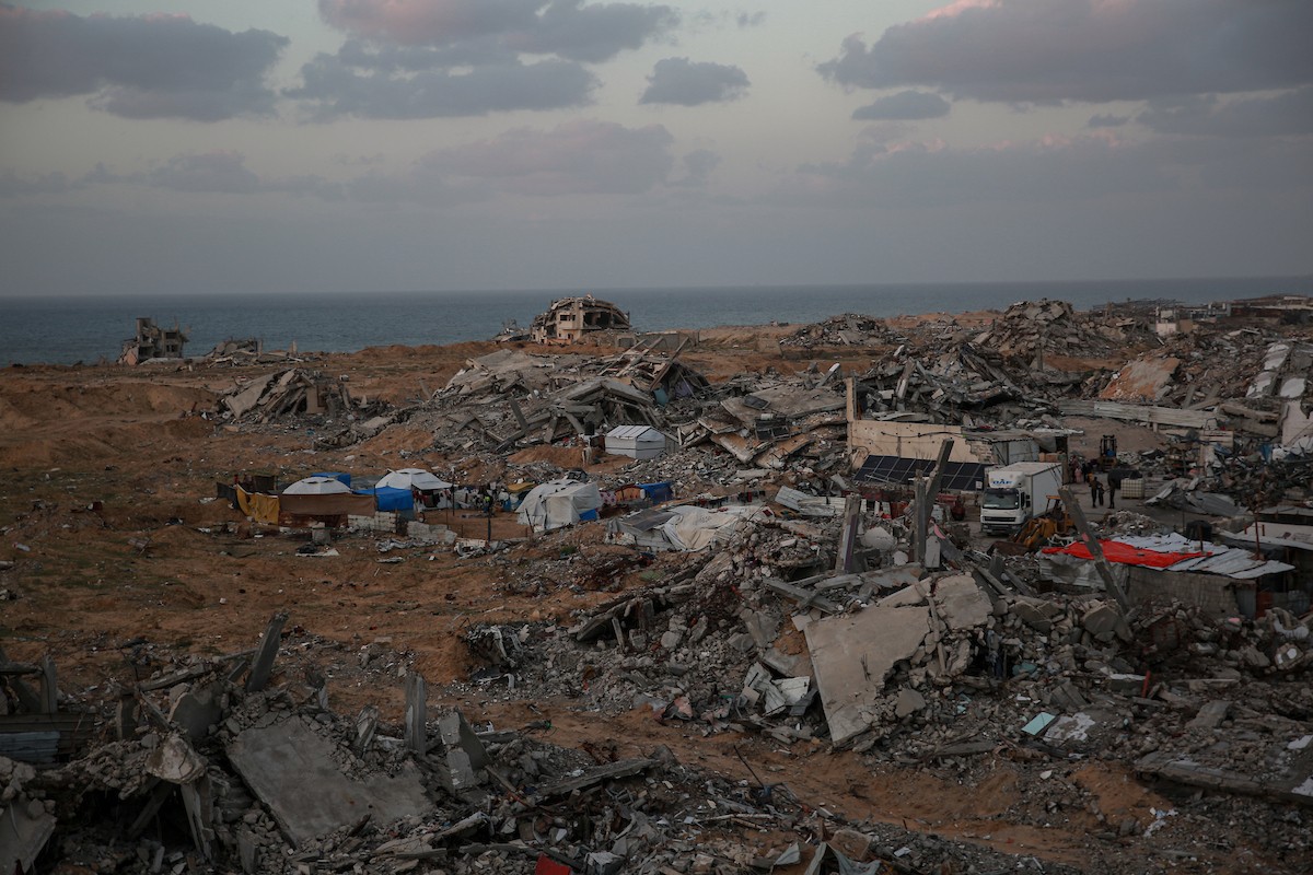 خيام النزوح المنتشرة وسط الدمار في شمال مدينة غزة في 30 نوفمبر/تشرين الثاني 2025