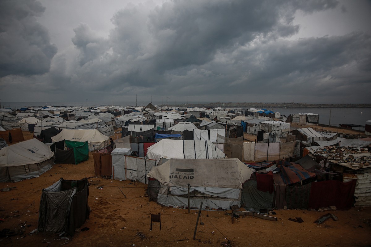 منظر لخيام النازحين في ميناء غزة بعد أن غمرتها مياه الأمطار، مخلفةً بركًا من الماء والطين في أنحاء مدينة غزة، 14 نوفمبر/تشرين الثاني 2025