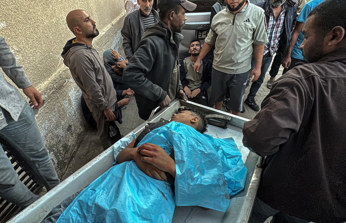 فلسطينيون ينقلون الشهداء والجرحى إلى مستشفى شهداء الأقصى بعد أن استهدفت الغارات الإسرائيلية منازل متفرقة في دير البلح وسط قطاع غزة في 22 نوفمبر 2025 (2).jpg