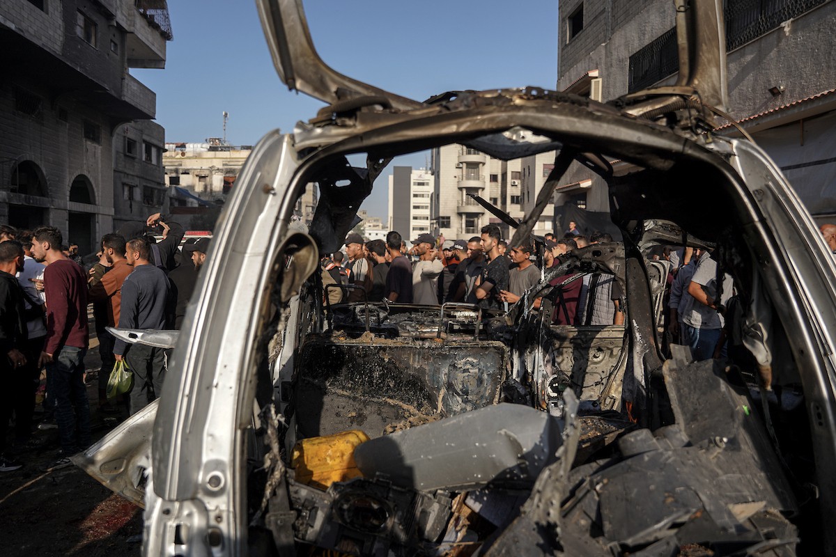 فلسطينيون وفرق الدفاع المدني ينتشلون ضحايا سقطوا في غارات جو (14).jpg