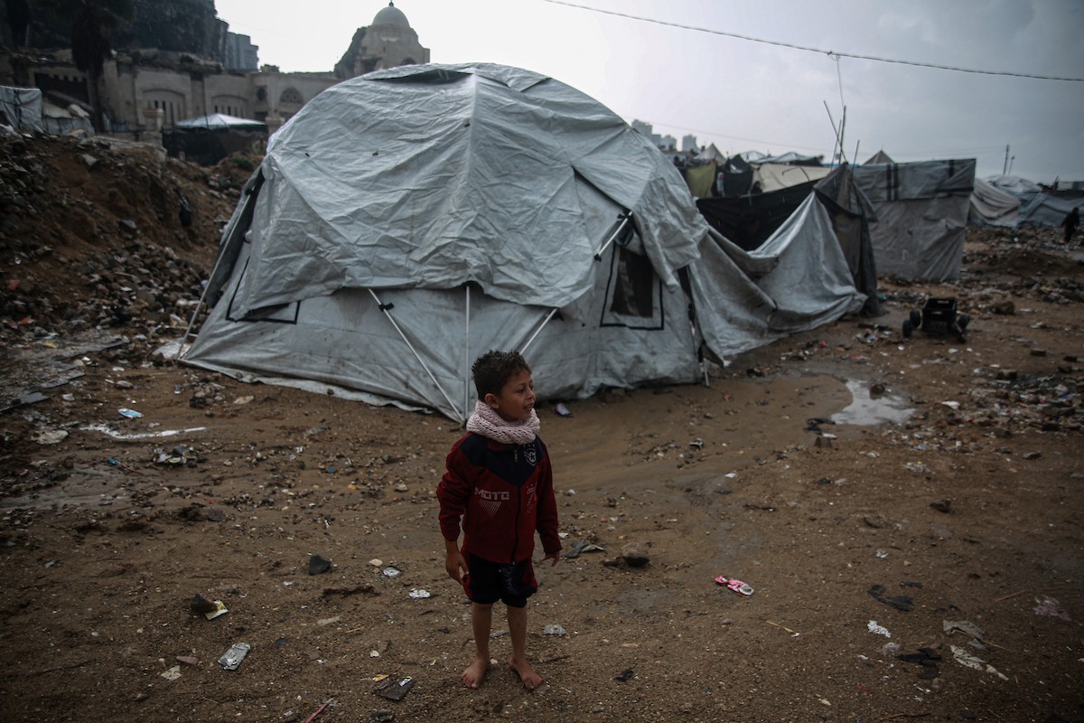 منظر لخيام النازحين في ميناء غزة بعد أن غمرتها مياه الأمطار، مخلفةً بركًا من الماء والطين في أنحاء مدينة غزة، 14 نوفمبر/تشرين الثاني 2025