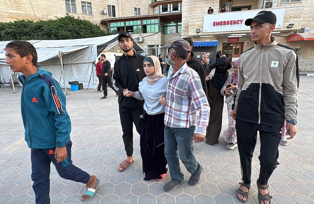 الأسيرة والممرضة الفلسطينية المحررة تسنيم الحمص تصل إلى مستشفى شهداء الأقصى في دير البلح بعد إطلاق سراحها من سجون الاحتلال (7).jpg