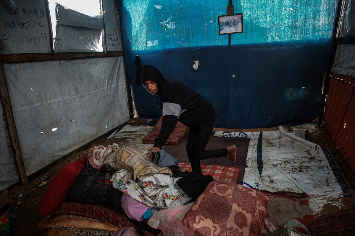 منظر لخيام النازحين في ميناء غزة بعد أن غمرتها مياه الأمطار، مخلفةً بركًا من الماء والطين في أنحاء مدينة غزة، 14 نوفمبر/تشرين الثاني 2025